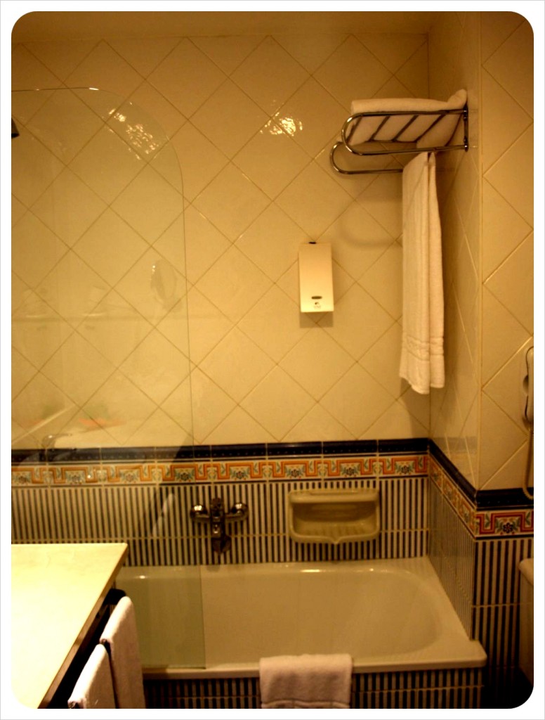 Hesperia Sevilla Bathroom