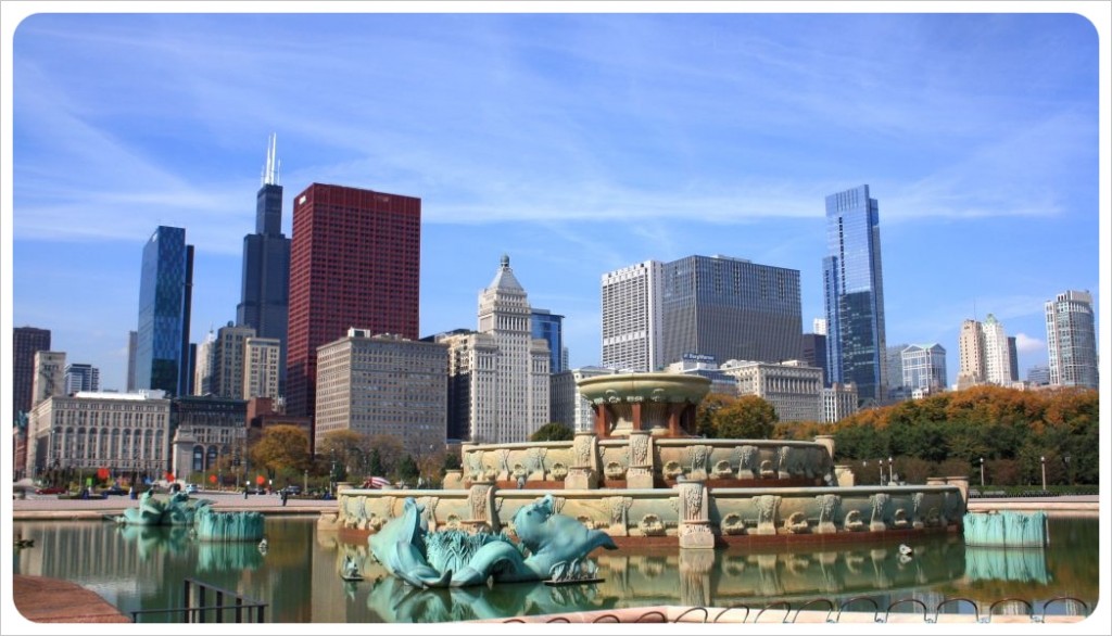 Chicago skyline from buckingham fountain