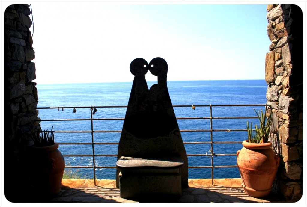 Via dell'amore lovers sculpture