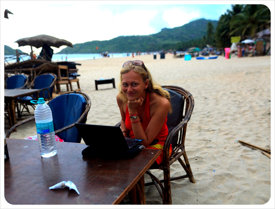 How to earn money online while you travel